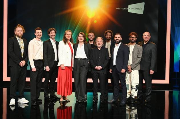 Preisträger Lukas Wunschik, Markus Ott, Nicolai Mehring, Anne Jünemann, Yana Höhnerbach, Philipp Straetker, Rainer Klausmann, Noah Böhm, Daniel Guliyev, Christopher Aoun, und Walter Demonte (Geschäftsführer des Vereins DEUTSCHER KAMERAPREIS e.V.) l-r, posieren auf der Bühne bei der Verleihung 34. Deutscher Kamerapreis