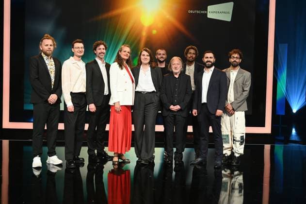 Preisträger Lukas Wunschik, Markus Ott, Nicolai Mehring, Anne Jünemann, Yana Höhnerbach, Philipp Straetker, Rainer Klausmann, Noah Böhm, Daniel Guliyev, Christopher Aoun, l-r, Posieren auf der Bühne bei der Verleihung 34. Deutscher Kamerapreis