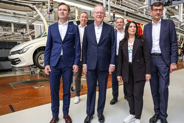 Festakt 50 Jahre Golf Produktion bei Volkswagen in Wolfsburg Festakt 50 Jahre Golf Produktion, Besuch in einer VW-Produktionshalle am Montageband (v.r.): Dr. Rainer Fessel, VW Werkleiter Wolfsburg, Gunnar Kilian, Mitglied des Vorstandes der Volkswagen AG für Personal und Trucks, Daniela Cavallo, Vorsitzende Gesamt- und Konzernbetriebsrat Volkswagen AG, Dr. Christian Vollmer, Vorstandsmitglied für Produktion und Logistik in der Marke Volkswagen Pkw, Nds. Ministerpräsident Stephan Weil (SPD), n.n. Thomas Schäfer, CEO der Marke Volkswagen Pkw, Mitglied des Vorstands der Volkswagen AG und Leiter der Markengruppe Core Wolfsburg VW Werk Wolfsburg Niedersachsen Germany