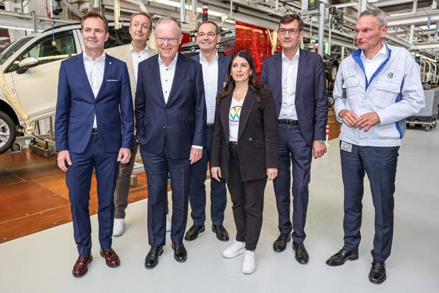 Festakt 50 Jahre Golf Produktion bei Volkswagen in Wolfsburg Festakt 50 Jahre Golf Produktion, Besuch in einer VW-Produktionshalle am Montageband (v.r.): Dr. Rainer Fessel, VW Werkleiter Wolfsburg, Gunnar Kilian, Mitglied des Vorstandes der Volkswagen AG für Personal und Trucks, Daniela Cavallo, Vorsitzende Gesamt- und Konzernbetriebsrat Volkswagen AG, Dr. Christian Vollmer, Vorstandsmitglied für Produktion und Logistik in der Marke Volkswagen Pkw, Nds. Ministerpräsident Stephan Weil (SPD), n.n. Thomas Schäfer, CEO der Marke Volkswagen Pkw, Mitglied des Vorstands der Volkswagen AG und Leiter der Markengruppe Core Wolfsburg VW Werk Wolfsburg Niedersachsen Germany