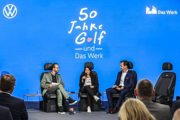 Festakt 50 Jahre Golf Produktion bei Volkswagen in Wolfsburg Festakt 50 Jahre Golf Produktion, Eventraum, Bühne, Talkrunde, (v.l.), Jesko Giessen, Moderator, Daniela Cavallo, Vorsitzende Gesamt- und Konzernbetriebsrat Volkswagen AG, Thomas Schäfer, CEO der Marke Volkswagen Pkw, Mitglied des Vorstands der Volkswagen AG und Leiter der Markengruppe Core Wolfsburg VW Werk Wolfsburg Niedersachsen Germany