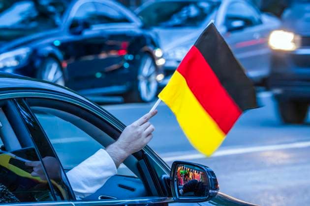 Jubel auf der Leopoldstraße über den deutschen 5:1 Sieg im Eröffnungsspiel gegen Schottland, UEFA EURO 2024, München, 14. Juni 2024 Deutschland, München, 14. Juni 2024, Autofahrer schwenken begeistert Deutschlandfahne auf der Leopoldstraße, im Eröffnungsspiel besiegt Deutschland Schottland mit 5:1, die Fußball-Europameisterschaft dauert bis zum 14. Juli, Fußball, Sport,