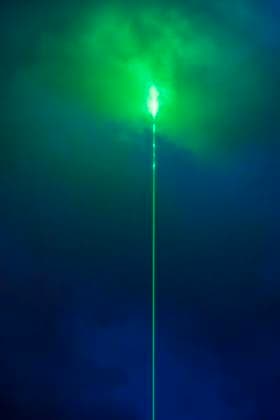 Grüner Laserstrahl am Nachthimmel über München, in der Halbzeitpause des EM Eröffnungsspiels Deutschland-Schottland, 14. Juni 2024 Deutschland, München, 14. Juni 2024, grüner Laserstrahl am Nachthimmel über München, Werbeaktion von Aston Martin in der Halbzeitpause des EM Eröffnungsspiels Deutschland gegen Schottland um 21:45h, Fußball-Europameisterschaft, Fußball, Sport,