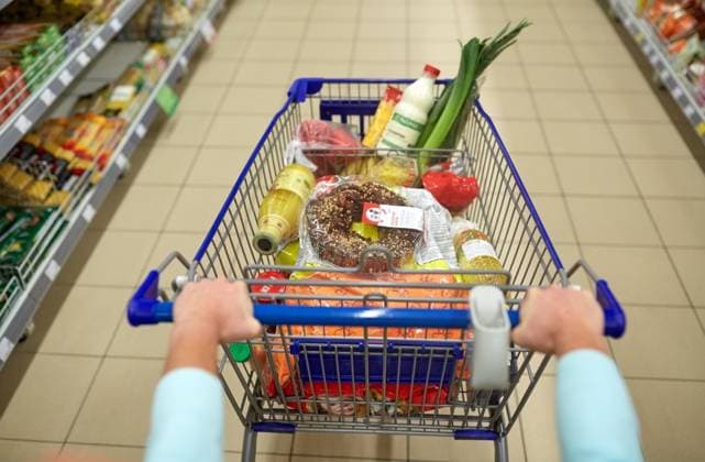 consumerism and people concept - woman with shopping cart or trolley buying food at grocery store or supermarket. woman with food in shopping cart at supermarket ,model released, Symbolfoto; Konsumismus und Personen Konzept Frau mit Einkaufen Karren Oder Rollwagen kaufend Lebensmittel im grocery Ladengeschaeft Oder Supermarkt Frau mit Lebensmittel in Einkaufen Karren im Supermarkt ,model released, Symbolfoto ING_33594_206064
