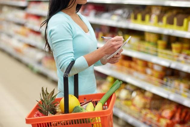 consumerism and people concept - woman with notebook and shopping basket buying food at grocery store or supermarket. woman with food in shopping basket at supermarket ,model released, Symbolfoto; Konsumismus und Personen Konzept Frau mit Notizbuch und Einkaufen Korb kaufend Lebensmittel im grocery Ladengeschaeft Oder Supermarkt Frau mit Lebensmittel in Einkaufen Korb im Supermarkt ,model released, Symbolfoto ING_33594_206757