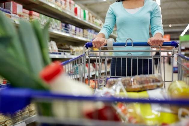 consumerism and people concept - woman with shopping cart or trolley buying food at grocery store or supermarket. woman with food in shopping cart at supermarket ,model released, Symbolfoto; Konsumismus und Personen Konzept Frau mit Einkaufen Karren Oder Rollwagen kaufend Lebensmittel im grocery Ladengeschaeft Oder Supermarkt Frau mit Lebensmittel in Einkaufen Karren im Supermarkt ,model released, Symbolfoto ING_33594_207481