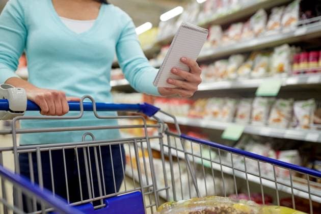 consumerism and people concept - woman with notebook and shopping cart or trolley buying food at grocery store or supermarket. woman with food in shopping cart at supermarket ,model released, Symbolfoto; Konsumismus und Personen Konzept Frau mit Notizbuch und Einkaufen Karren Oder Rollwagen kaufend Lebensmittel im grocery Ladengeschaeft Oder Supermarkt Frau mit Lebensmittel in Einkaufen Karren im Supermarkt ,model released, Symbolfoto ING_33594_207964