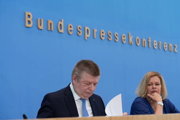Vorstellung des Verfassungsschutzberichts 2023 Pressekonferenz Vorstellung des Verfassungsschutzberichts 2023 mit Bundesministerin des Innern und für Heimat Nancy Faeser und Thomas Haldenwang, Präsident des Bundesamtes für Verfassungsschutz (BfV) in der BPK Berlin Berlin GER