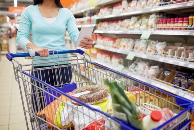 consumerism and people concept - woman with notebook and shopping cart or trolley buying food at grocery store or supermarket. woman with food in shopping cart at supermarket. woman with food in shopping cart at supermarket ,model released, Symbolfoto; Konsumismus und Personen Konzept Frau mit Notizbuch und Einkaufen Karren Oder Rollwagen kaufend Lebensmittel im grocery Ladengeschaeft Oder Supermarkt Frau mit Lebensmittel in Einkaufen Karren im Supermarkt Frau mit Lebensmittel in Einkaufen Karren im Supermarkt ,model released, Symbolfoto ING_33594_220897