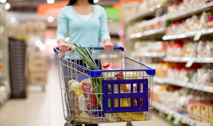 consumerism and people concept - woman with shopping cart or trolley buying food at grocery store or supermarket. woman with food in shopping cart at supermarket ,model released, Symbolfoto; Konsumismus und Personen Konzept Frau mit Einkaufen Karren Oder Rollwagen kaufend Lebensmittel im grocery Ladengeschaeft Oder Supermarkt Frau mit Lebensmittel in Einkaufen Karren im Supermarkt ,model released, Symbolfoto ING_33594_221633 RECORD DATE NOT STATED