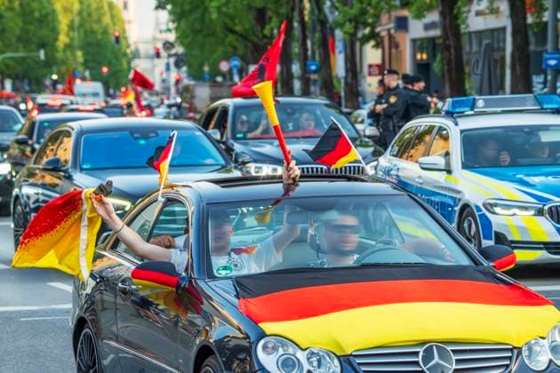 Fußballfans feiern den deutschen Sieg im Spiel gegen Ungarn, fahren mit Deutschlandfahnen durch die Leopoldstraße, Fußball-EM, München, 19. Juni 2024 Deutschland, München, 19. Juni 2024, Fußballfans feiern nach dem deutschen Sieg im Spiel gegen Ungarn, fahren hupend durch die Leopoldstraße und schwenken Deutschlandfahnen, Sommermärchen, Deutschland gegen Ungarn endete 2:0, Fußball-EM, UEFA EURO 2024, Fußball-Europameisterschaft, Fußball, Sport,