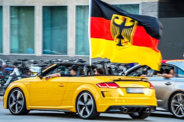 Fußballfans feiern den deutschen Sieg im Spiel gegen Ungarn, fahren mit Deutschlandfahnen durch die Leopoldstraße, Fußball-EM, München, 19. Juni 2024 Deutschland, München, 19. Juni 2024, Fußballfans feiern nach dem deutschen Sieg im Spiel gegen Ungarn, fahren hupend durch die Leopoldstraße und schwenken Deutschlandfahnen, Sommermärchen, Deutschland gegen Ungarn endete 2:0, Fußball-EM, UEFA EURO 2024, Fußball-Europameisterschaft, Fußball, Sport,