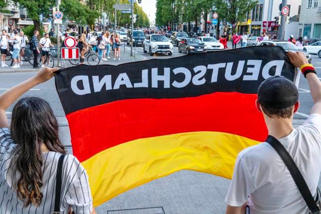 Junge Fußballfans feiern den deutschen Sieg im Spiel gegen Ungarn, schwenken Deutschlandfahnen an der Leopoldstraße, Fußball-EM, München, 19. Juni 2024 Deutschland, München, 19. Juni 2024, Fußballfans feiern den deutschen Sieg im Spiel gegen Ungarn, schwenken Mittwochabend Deutschlandfahnen in der Leopoldstraße, Sommermärchen, Deutschland gegen Ungarn endete 2:0, Fußball-EM, UEFA EURO 2024, Fußball-Europameisterschaft, Fußball, Sport,