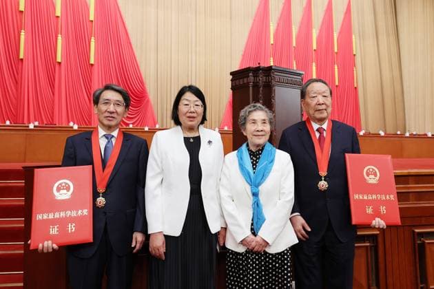 (240625) -- BEIJING, June 25, 2024 -- Li Deren (1st R), an academician of both the Chinese Academy of Sciences (CAS) and the Chinese Academy of Engineering (CAE) from Wuhan University, and his wife (2nd R), pose for a group photo with Xue Qikun (1st L), an academician of the CAS from Tsinghua University, and his wife at the Great Hall of the People in Beijing, capital of China, June 24, 2024. A meeting conflating the national sci-tech conference, the national science and technology award conference, and the general assemblies of the members of the Chinese Academy of Sciences (CAS) and the Chinese Academy of Engineering (CAE) was held here on Monday. Li Deren and Xue Qikun won the national top sci-tech award for the year 2023. ) XINHUA PH
