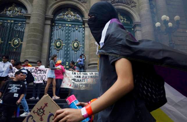 Anti-pride March In Mexico City Members of the bloc are carrying out direct action in the Congress of Mexico City, Mexico, on June 24, 2023, against the LGBTTTIQA+ Pride March, rejecting the capitalization of this commemoration and false alliance discourse through companies and media via advertising and marketing campaigns. They are leaving aside the real cause and the lack of struggle to eradicate discrimination, racism, classism, homophobia, transphobia, and violence in all its forms that they face on a daily basis. Mexico City Mexico City Mexico Copyright: xGerardoxVieyrax originalFilename: vieyra-notitle240629_npMQq.jpg