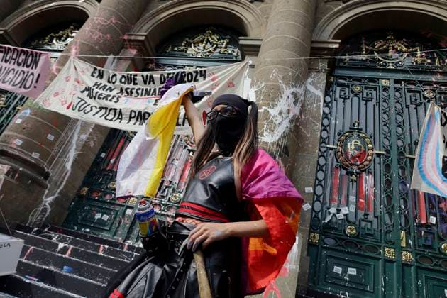 Anti-pride March In Mexico City Members of the bloc are carrying out direct action in the Congress of Mexico City, Mexico, on June 24, 2023, against the LGBTTTIQA+ Pride March, rejecting the capitalization of this commemoration and false alliance discourse through companies and media via advertising and marketing campaigns. They are leaving aside the real cause and the lack of struggle to eradicate discrimination, racism, classism, homophobia, transphobia, and violence in all its forms that they face on a daily basis. Mexico City Mexico City Mexico Copyright: xGerardoxVieyrax originalFilename: vieyra-notitle240629_npOpQ.jpg