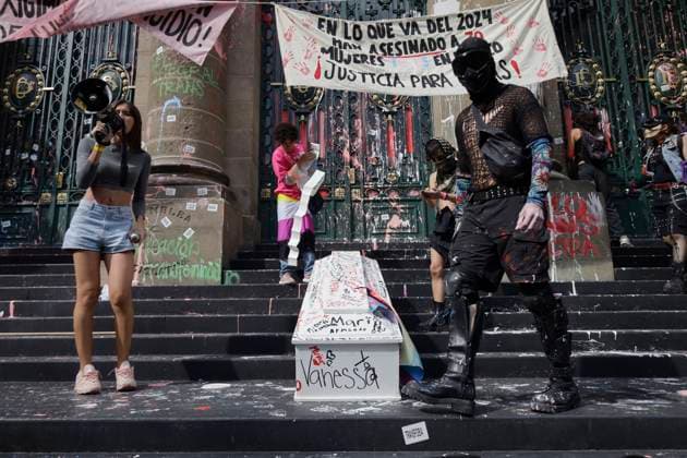 News Bilder des Tages Anti-pride March In Mexico City Members of the bloc are carrying out direct action in the Congress of Mexico City, Mexico, on June 24, 2023, against the LGBTTTIQA+ Pride March, rejecting the capitalization of this commemoration and false alliance discourse through companies and media via advertising and marketing campaigns. They are leaving aside the real cause and the lack of struggle to eradicate discrimination, racism, classism, homophobia, transphobia, and violence in all its forms that they face on a daily basis. Mexico City Mexico City Mexico Copyright: xGerardoxVieyrax originalFilename: vieyra-notitle240629_npYFu.jpg
