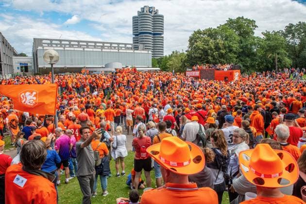 Tausende fröhliche Oranje Fans ziehen durch den Olympiapark zur Fan Zone, Fan-Walk, UEFA EURO 2024, München, 2. Juli 2024 Deutschland, München, 2. Juli 2024, Fan-Marsch der niederländischen Fußballfans zum Olympiapark, tausende fröhliche Oranje Fans treffen sich schon mittags und ziehen mit DJ und Musik zur Fan Zone, hier. Auftaktveranstaltung am Eisportstadion, feiern dann gemeinsam mit rumänischen Anhängern eine riesige Party, vor dem Spiel Niederlande-Rumänien um 18 Uhr, UEFA EURO 2024, Fußball-Europameisterschaft, Fußball, Sport,