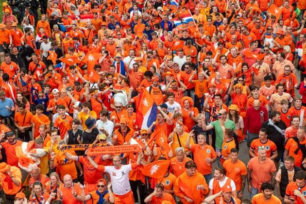 Tausende fröhliche Oranje Fans ziehen durch den Olympiapark zur Fan Zone, Fan-Walk, UEFA EURO 2024, München, 2. Juli 2024 Deutschland, München, 2. Juli 2024, Fan-Marsch der niederländischen Fußballfans zum Olympiapark, tausende fröhliche Oranje Fans treffen sich schon mittags und ziehen mit DJ und Musik zur Fan Zone, hier Szene am Spiridon-Louis-Ring, feiern dann gemeinsam mit rumänischen Anhängern eine riesige Party, vor dem Spiel Niederlande-Rumänien um 18 Uhr, UEFA EURO 2024, Fußball-Europameisterschaft, Fußball, Sport,
