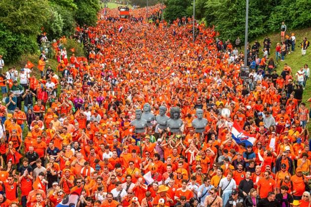 Tausende fröhliche Oranje Fans ziehen durch den Olympiapark zur Fan Zone, Fan-Walk, UEFA EURO 2024, München, 2. Juli 2024 Deutschland, München, 2. Juli 2024, Fan-Marsch der niederländischen Fußballfans zum Olympiapark, tausende fröhliche Oranje Fans treffen sich schon mittags und ziehen mit DJ und Musik zur Fan Zone, hier Szene am Spiridon-Louis-Ring, feiern dann gemeinsam mit rumänischen Anhängern eine riesige Party, vor dem Spiel Niederlande-Rumänien um 18 Uhr, UEFA EURO 2024, Fußball-Europameisterschaft, Fußball, Sport,