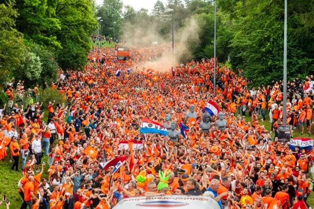 Tausende fröhliche Oranje Fans ziehen durch den Olympiapark zur Fan Zone, Fan-Walk, UEFA EURO 2024, München, 2. Juli 2024 Deutschland, München, 2. Juli 2024, Fan-Marsch der niederländischen Fußballfans zum Olympiapark, tausende fröhliche Oranje Fans treffen sich schon mittags und ziehen mit DJ und Musik zur Fan Zone, hier Szene am Spiridon-Louis-Ring, begleitet von zwei Fan-Bussen vor dem Spiel Niederlande-Rumänien um 18 Uhr, UEFA EURO 2024, Fußball-Europameisterschaft, Fußball, Sport,