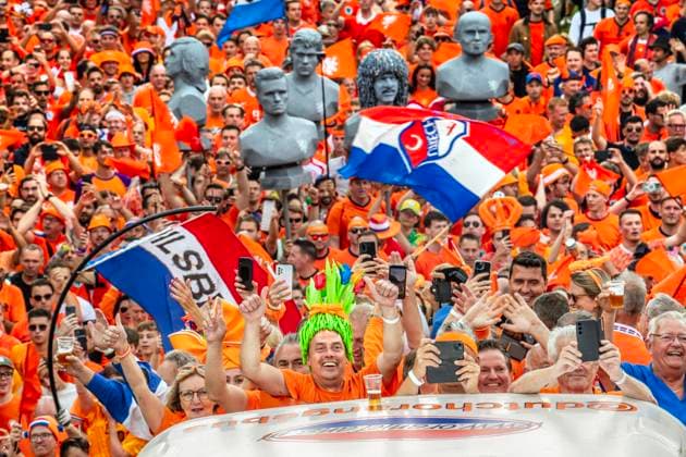 Tausende fröhliche Oranje Fans ziehen durch den Olympiapark zur Fan Zone, Fan-Walk, UEFA EURO 2024, München, 2. Juli 2024 Deutschland, München, 2. Juli 2024, Fan-Marsch der niederländischen Fußballfans zum Olympiapark, tausende fröhliche Oranje Fans treffen sich schon mittags und ziehen mit DJ und Musik zur Fan Zone, hier Szene am Spiridon-Louis-Ring, vor dem Spiel Niederlande-Rumänien um 18 Uhr, UEFA EURO 2024, Fußball-Europameisterschaft, Fußball, Sport,