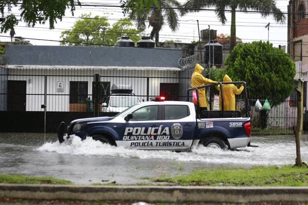 News Bilder des Tages (240705) -- CANCUN (MEXICO), July 5, 2024 -- A police vehicle drives through a flooded street after the landfall of Hurricane Beryl, in Cancun, Quintana Roo state, Mexico, on July 5, 2024. Over 1 million people in the Caribbean have been affected by Hurricane Beryl, UN humanitarians said Friday. As a category 4 hurricane that has claimed at least 11 lives so far, Beryl left a trail of destruction in Grenada and Saint Vincent and the Grenadines on Monday, then impacting Jamaica on Wednesday. The hurricane is currently affecting Belize and Mexico. (Photo by Xinhua) MEXICO-CANCUN-HURRICANE BERYL AlbertoxValdez