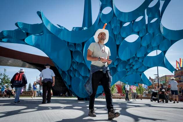 News Bilder des Tages July 6, 2024, Calgary, Ab, CANADA: Pierre Akladios, of Ottawa, takes in his first Calgary Stampede in Calgary, Alta., Saturday, July 6, 2024. Calgary CANADA - ZUMAc35_ 20240706_zaf_c35_009 Copyright: xJeffxMcintoshx