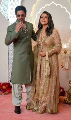Anant Ambani-Radhika Merchant s wedding Mumbai: Actor Shah Rukh Khan and wife Gauri Khan upon their arrival to attend Anant Ambani and Radhika Merchant s wedding, at Jio World Convention Centre, in Mumbai, Friday, July 12, 2024. (PTI Photo Kunal Patil)(PTI07_12_2024_000288B) Mumbai Maharashtra India Copyright: x-x (PTI07_12_2024_000288B)