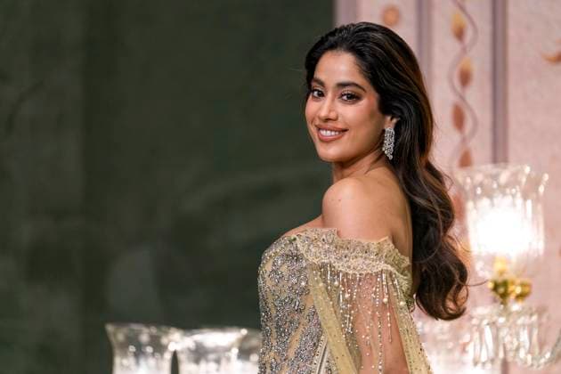 Anant-Radhika s post wedding ceremony Mumbai: Actor Janhvi Kapoor poses for photos upon her arrival to attend Anant Ambani and Radhika Merchant s post wedding ‘Blessing Ceremony’, in Mumbai, Saturday, July 13, 2024. (PTI Photo Kunal Patil) (PTI07_13_2024_000268B) Mumbai Maharashtra India Copyright: xKunalxPatilx (PTI07_13_2024_000268B)