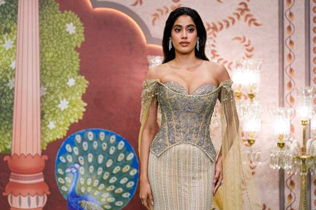 Anant-Radhika s post wedding ceremony Mumbai: Actor Janhvi Kapoor poses for photos upon her arrival to attend Anant Ambani and Radhika Merchant s post wedding ‘Blessing Ceremony’, in Mumbai, Saturday, July 13, 2024. (PTI Photo Kunal Patil) (PTI07_13_2024_000272A) Mumbai Maharashtra India Copyright: xKunalxPatilx (PTI07_13_2024_000272A)