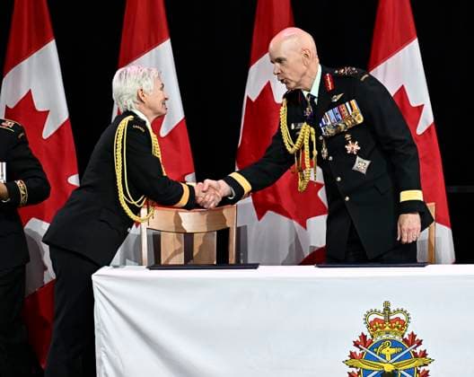 Kanada, Justin Trudeau besucht Militärzeremonie in Ottawa July 18, 2024, Ottawa, On, Canada: Gen. Jennie Carignan, left, incoming Chief of the Defence Staff, shakes hands with Gen. Wayne Eyre, right, outgoing Chief of the Defence Staff, after a signing of the change of command certificates at a change of command ceremony at the Canadian War Museum in Ottawa, on Thursday, July 18, 2024. Ottawa Canada - ZUMAc35_ 20240718_zaf_c35_040 Copyright: xJustinxTangx
