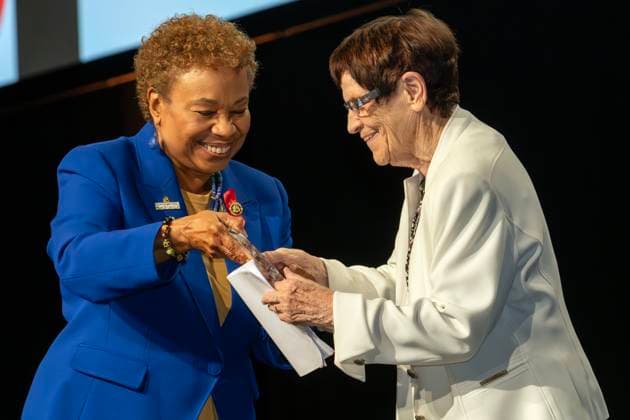News Bilder des Tages Rita Süssmuth erhält Political Leadership Award von Barbara Lee, US-Kongressabgeordnete, AIDS 2024, Internationale AIDS-Konferenz, München, 26. Juli 2024 Deutschland, München, 26. Juli 2024, Rita Süssmuth, 87, ehemalige Bundestagspräsidentin (1988-1998) und Bundesgesundheitsministerin (1985-1988), erhält von Barbara Lee, 78, US-Kongressabgeordnete der Demokraten den Barbara Lee Political Leadership Award, bei der Abschlusssitzung der AIDS 2024, 25. Internationale AIDS-Konferenz, Messezentrum, Welt-AIDS-Konferenz zum wissenschaftlichen Stand der AIDS-Forschung, zu neuen Therapien und Medikamenten, zu Krankheit und Ansteckung, Veranstaltung, Konferenz, Gesundheit, Bayern,