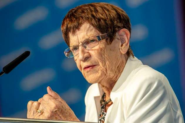 Rita Süssmuth, Ex-Bundestagspräsidentin, Rede nach Preisverleihung bei der AIDS 2024, Internationale AIDS-Konferenz, München, 26. Juli 2024 Deutschland, München, 26. Juli 2024, Rita Süssmuth, 87, ehemalige Bundestagspräsidentin (1988-1998) und Bundesgesundheitsministerin (1985-1988), Dankesrede für den Barbara Lee Political Leadership Award, den sie von der US-Kongressabgeordneten Barbara Lee überreicht bekommen hatte, bei der Abschlusssitzung der AIDS 2024, 25. Internationale AIDS-Konferenz, Messezentrum, Welt-AIDS-Konferenz zum wissenschaftlichen Stand der AIDS-Forschung, zu neuen Therapien und Medikamenten, zu Krankheit und Ansteckung, Veranstaltung, Konferenz, Gesundheit, Bayern,