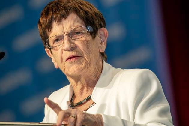 Rita Süssmuth, Ex-Bundestagspräsidentin, Rede nach Preisverleihung bei der AIDS 2024, Internationale AIDS-Konferenz, München, 26. Juli 2024 Deutschland, München, 26. Juli 2024, Rita Süssmuth, 87, ehemalige Bundestagspräsidentin (1988-1998) und Bundesgesundheitsministerin (1985-1988), Dankesrede für den Barbara Lee Political Leadership Award, den sie von der US-Kongressabgeordneten Barbara Lee überreicht bekommen hatte, bei der Abschlusssitzung der AIDS 2024, 25. Internationale AIDS-Konferenz, Messezentrum, Welt-AIDS-Konferenz zum wissenschaftlichen Stand der AIDS-Forschung, zu neuen Therapien und Medikamenten, zu Krankheit und Ansteckung, Veranstaltung, Konferenz, Gesundheit, Bayern,