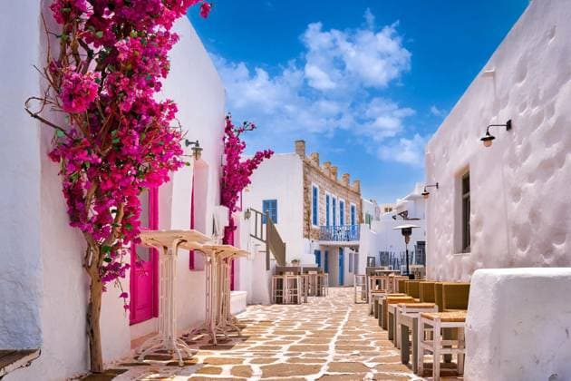 Beautiful alleyways of Greek islands town on sunny summer day., Beautiful street of Greek island town on sunny summer day. Whitewashed houses, stone pavement, pink bougainvillea in full blossom, tables and chairs of outdoor cafes and bars. Travel destination, Naoussa, Paros, Greece., Beautiful street of Greek island town on sunny summer day. Whitewashed houses, stone pavement, pink bougainvillea in full blossom, tables and chairs of outdoor cafes and bars. Travel destination, Naoussa, Paros, Greece., 17.07.2023, Copyright: xnpershajx Panthermedia35531427.jpg