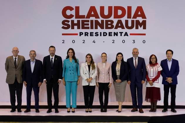 Claudia Sheinbaum, Mexico s Virtual President-elect, Meets With Governors Of The West Region Claudia Sheinbaum, Mexico s virtual president-elect, is standing at the center, accompanied by her cabinet during a press conference in Mexico City, Mexico, on August 07, 2024, on the occasion of a meeting with governors of the Western Region (Colima, Guanajuato, Guerrero, Michoacan, and Queretaro), at the Hotel Courtyard Mexico City Revolucion, as part of the meetings scheduled for this week with the country s governors. Mexico City Mexico City Mexico Copyright: xGerardoxVieyrax originalFilename: vieyra-notitle240807_npmdO.jpg