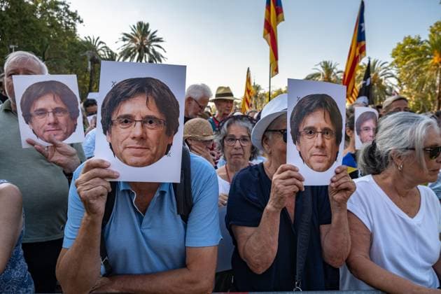 August 8, 2024, Barcelona, Catalonia, Spain: Protesters are seen displaying portraits of former president Carles Puigdemont during the demonstration. Just a few hours before the start of the parliamentary investiture session of the leader of the Catalan Socialist Party, Salvador Illa, and after calling his followers together in defiance of the arrest warrant issued by the Spanish justice system, the former president of the Generalitat of Catalonia, Carles Puigdemont, has appeared in Barcelona, ??giving a speech to his supporters from the stage under the Arc de Triomf monument. Barcelona Spain - ZUMAs197 20240808_aaa_s197_060 Copyright: xPacoxFreirex