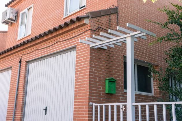 A 20-year-old man was arrested as the alleged perpetrator of the murder of the 11-year-old boy in Mocejón Toledo Facade of the house where the alleged murderer was arrested, on 19 August 2024, in Mocejón, Toledo, Castilla La Mancha Spain A 20-year-old man was arrested on Monday, August 19, 2024 in Mocejón, Toledo, Castilla La Mancha Spain, 19 August, for an alleged murder after killing an 11 year old boy in the town of Mocejon, Toledo on Sunday, August 18 19 AUGUST 2024 Mocejon, Toledo, Castilla La Mancha Mocejon, Toledo, Castilla La Mancha Spain Copyright: xJuanxMorenox 6163930