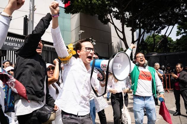 Students Protest in Mexico City - 01 Sept 2024 Students chant slogans during a protest outside the Senate. Student protesters from various universities and schools, including Universidad Iberoamericana (IBERO), Universidad Nacional Auto?noma de Me?xico (UNAM), Escuela Libre de Derecho (ELD), Instituto Tecnolo?gico y de Estudios Superiores de Occidente (ITESO), Universidad Auto?noma del Estado de Me?xico (UAEM), Instituto Tecnolo?gico y de Estudios Superiores de Monterrey (ITESM), Universidad La Salle, Centro de Investigacio?n y Docencia Econo?micas (CIDE), Instituto Tecnolo?gico Auto?nomo de Me?xico (ITAM) turned out to protest against proposed judicial reforms that would reduce judicial qualification requirements, appoint judges by communi Copyright: xLexiexHarrison-Crippsx xSOPAxImagesx 01-09-24_PJ Student Protest_930