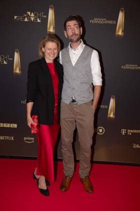 Claus von WAGNER, Moderator, Comedian, und Jutta SCHMITT-THIEL, Roter Teppich, Red Carpet Show, Ankunft, arrival, Verleihung des Deutschen Fernsehpreises, Die Nacht der Kreativen - Der Deutsche Fernsehpreis 2024, Deutscher Fernsehpreis 2024 in Koeln, am 24.09.2024.