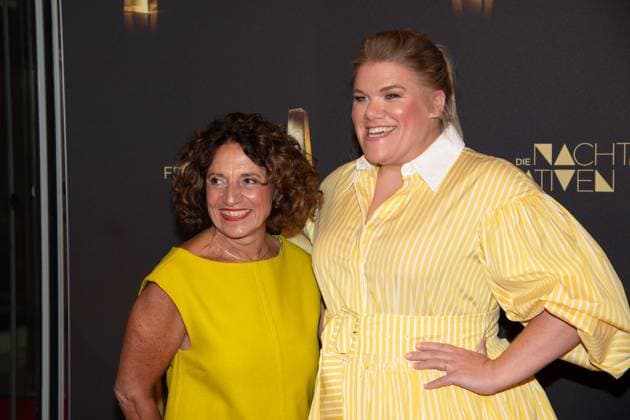 v.l. Adriana ALTARAS, Schauspielerin, und Gisa FLAKE, Schauspielerin, Roter Teppich, Red Carpet Show, Ankunft, arrival, Verleihung des Deutschen Fernsehpreises, Die Nacht der Kreativen - Der Deutsche Fernsehpreis 2024, Deutscher Fernsehpreis 2024 in Koeln, am 24.09.2024.