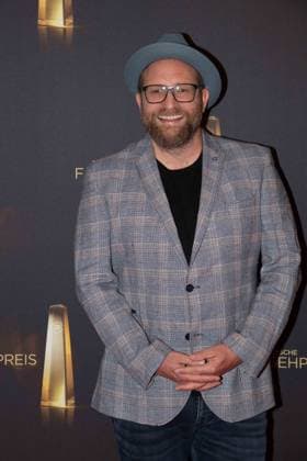 Gregor MEYLE, Saenger, Musiker, Roter Teppich, Red Carpet Show, Ankunft, arrival, Verleihung des Deutschen Fernsehpreises, Die Nacht der Kreativen - Der Deutsche Fernsehpreis 2024, Deutscher Fernsehpreis 2024 in Koeln, am 24.09.2024.
