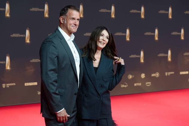 Iris BERBEN, Schauspielerin, mit Partner Heiko KIESOW, Roter Teppich, Red Carpet Show, Ankunft, arrival, Verleihung des Deutschen Fernsehpreises, Der Deutsche Fernsehpreis 2024, Deutscher Fernsehpreis 2024 in den MMC Studios Koeln, am 25.09.2024.