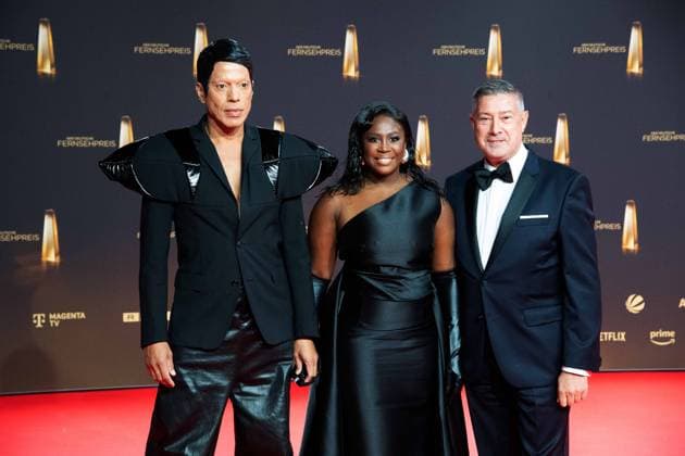 v.l. Jorge GONZALEZ, Choreograph, Motsi MABUSE, Taenzerin, Joachim LLAMBI, Taenzer, Roter Teppich, Red Carpet Show, Ankunft, arrival, Verleihung des Deutschen Fernsehpreises, Der Deutsche Fernsehpreis 2024, Deutscher Fernsehpreis 2024 in den MMC Studios Koeln, am 25.09.2024.