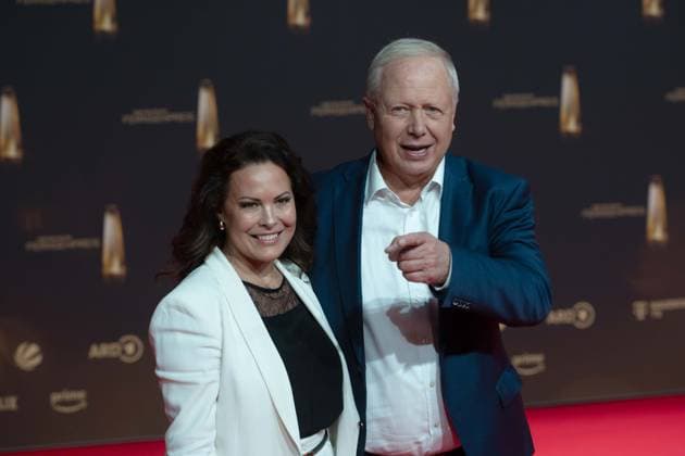 Tom BUHROW, WDR Intendant, mit Partnerin Daniela BOFF, Roter Teppich, Red Carpet Show, Ankunft, arrival, Verleihung des Deutschen Fernsehpreises, Der Deutsche Fernsehpreis 2024, Deutscher Fernsehpreis 2024 in den MMC Studios Koeln, am 25.09.2024.