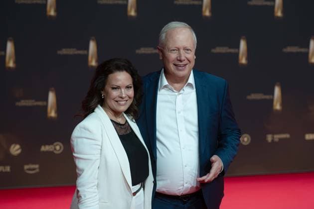Tom BUHROW, WDR Intendant, mit Partnerin Daniela BOFF, Roter Teppich, Red Carpet Show, Ankunft, arrival, Verleihung des Deutschen Fernsehpreises, Der Deutsche Fernsehpreis 2024, Deutscher Fernsehpreis 2024 in den MMC Studios Koeln, am 25.09.2024.