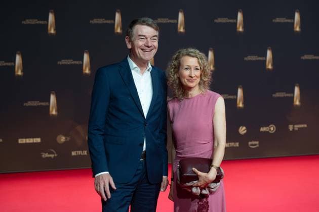 Joerg SCHOENENBORN, Jörg Schönenborn, WDR Programmdirektor, mit Ehefrau Jona TEICHMANN, Roter Teppich, Red Carpet Show, Ankunft, arrival, Verleihung des Deutschen Fernsehpreises, Der Deutsche Fernsehpreis 2024, Deutscher Fernsehpreis 2024 in den MMC Studios Koeln, am 25.09.2024.