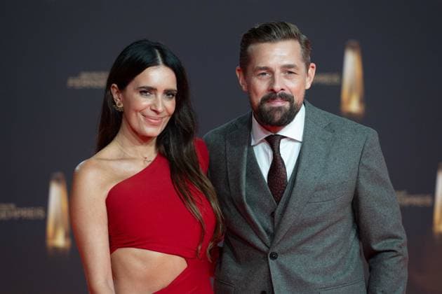 Klaas HEUFER-UMLAUF, Moderator, mit Partnerin Doris GOLPASHIN, Roter Teppich, Red Carpet Show, Ankunft, arrival, Verleihung des Deutschen Fernsehpreises, Der Deutsche Fernsehpreis 2024, Deutscher Fernsehpreis 2024 in den MMC Studios Koeln, am 25.09.2024.
