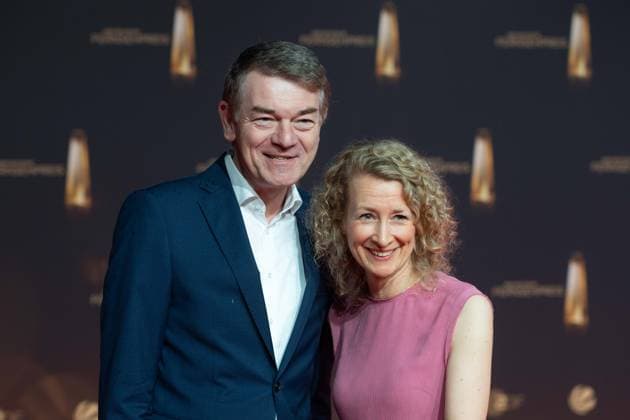 Joerg SCHOENENBORN, Jörg Schönenborn, WDR Programmdirektor, mit Ehefrau Jona TEICHMANN, Roter Teppich, Red Carpet Show, Ankunft, arrival, Verleihung des Deutschen Fernsehpreises, Der Deutsche Fernsehpreis 2024, Deutscher Fernsehpreis 2024 in den MMC Studios Koeln, am 25.09.2024.